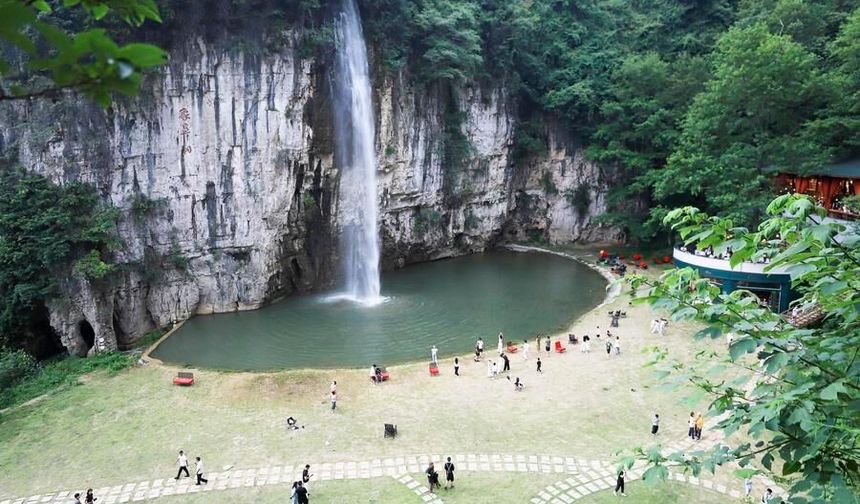 Çin'in Guizhou eyaletindeki karstik mağaralar yaz sıcaklarında turistlerin gözdesi oldu