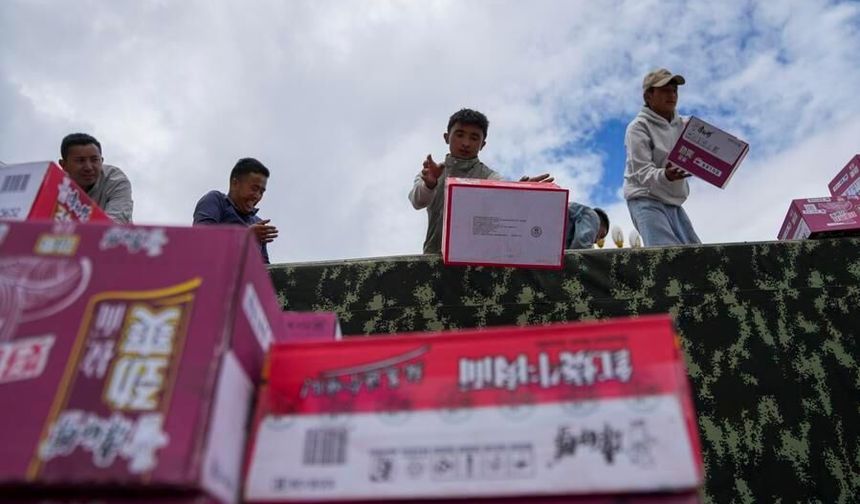 Çin'in Gyirong ilçesine heyelanın ardından gıda ve ihtiyaç malzemesi ulaştırıldı
