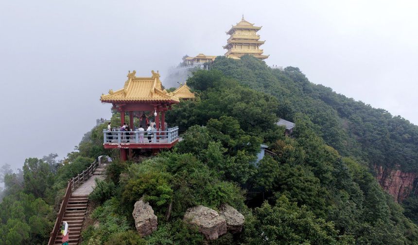Çin'in Henan eyaletindeki Wangwu Dağı bölgesi yaz tatilinde turist akınına uğruyor