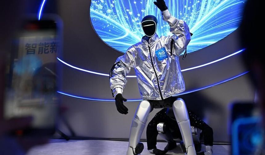 Çin'in Qingdao kentinin ilk 6S robot deneyim merkezi ziyaretçi akınına uğruyor