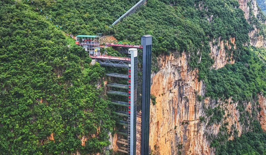 Çin'in Yunnan eyaletindeki yeni uçurum asansörü öğrencilerin okula ulaşımını kolaylaştıracak