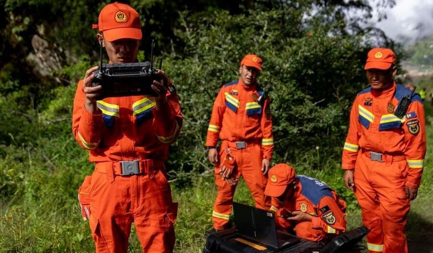 Çinli kurtarma ekipleri Xizang bölgesinde heyelandan etkilenen alanları İHA'larla inceliyor