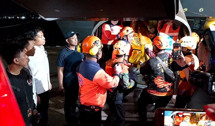 Endonezya açıklarında yolcu gemisi alev aldı: 5 ölü, 41 kayıp