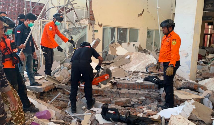 Endonezya'da 7,7 büyüklüğünde deprem