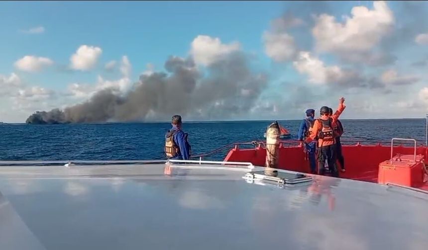 Endonezya'nın Lombok adası açıklarında feribotta yangın çıktı: 112 kişi kurtarıldı