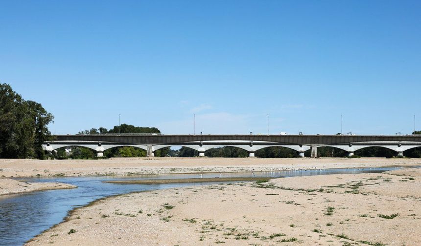 Fransa'da aşırı sıcaklar ve kuraklık nedeniyle Loire Nehri'nin su seviyesi azaldı