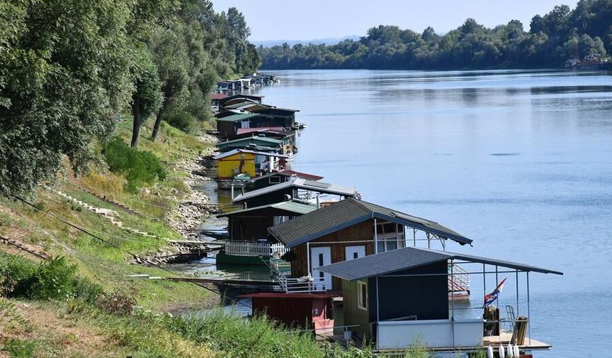 Hırvatistan'da Splavarska Sokağı'nın sakinleri yüzen evlerde yaşıyor