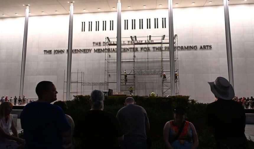 Kennedy Sahne Sanatları Merkezi, Trump'ın adını binaya yazdırmaya karar verdi