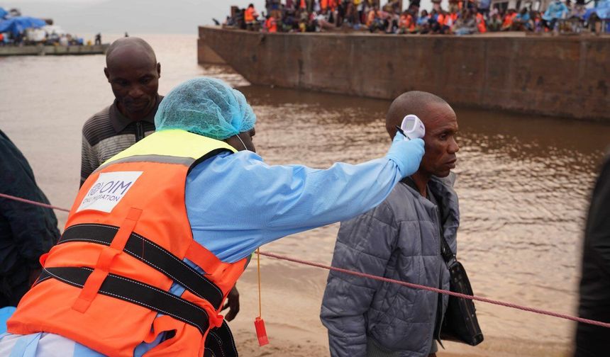 Kongo Demokratik Cumhuriyeti'nde yolcu teknesi Ebola şüphesi üzerine durduruldu