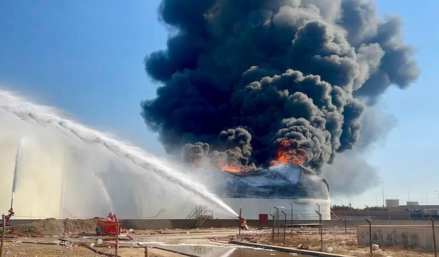 Libya'da petrol rafinerisine saldırı sonrası yakıt tankı alev aldı