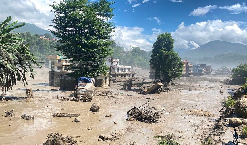 Nepal'deki ani sel felaketinde 165 kişi hayatını kaybetti, 823 kişiden haber alınamıyor
