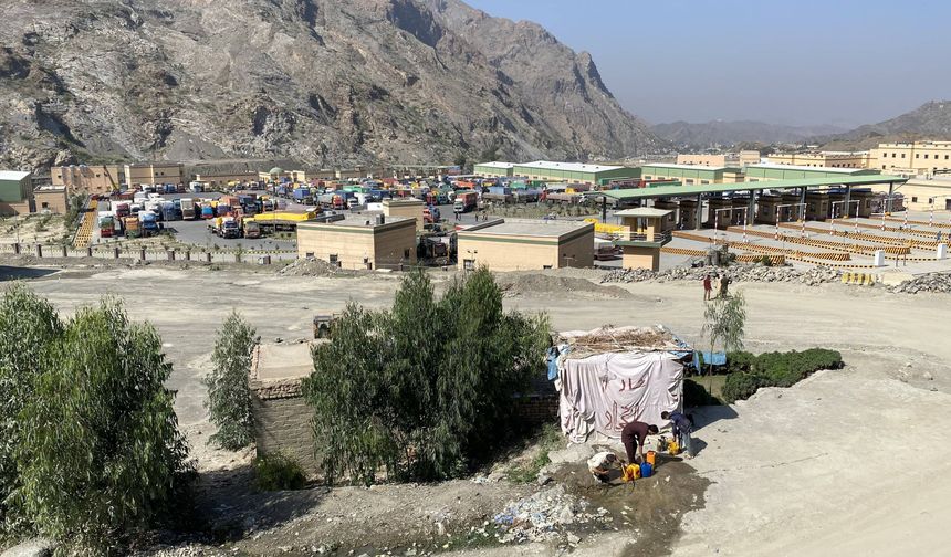 Pakistan'da serbest bırakılan 325 Afgan göçmen ülkesine döndü
