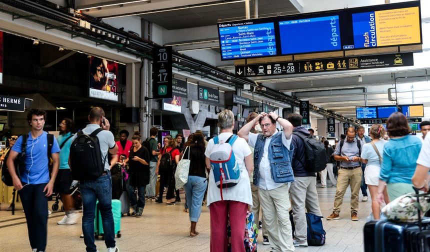 Paris'te tren seferleri elektrik arızası nedeniyle geçici olarak durduruldu