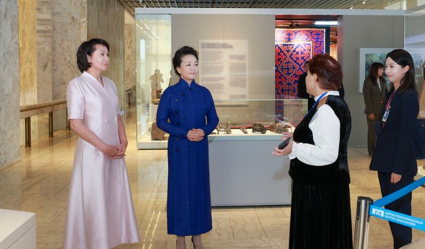 Peng Liyuan, Kırgızistan Ulusal Tarih Müzesi'ni ziyaret etti