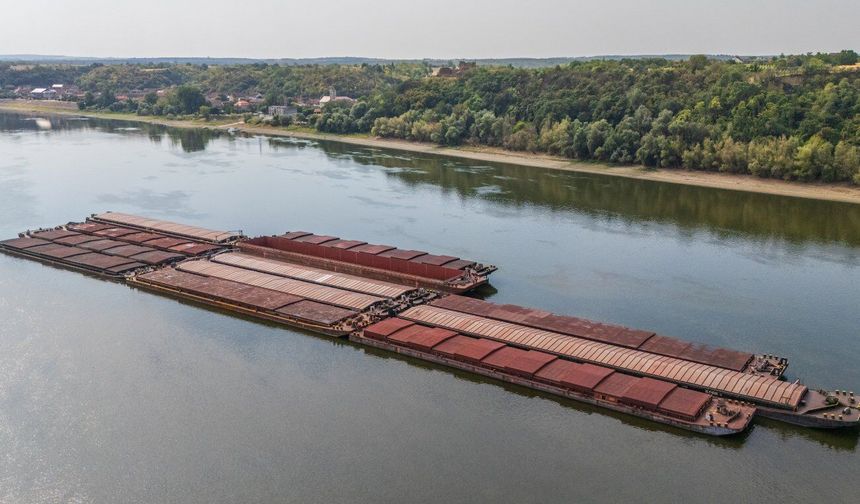 Tuna Nehri'ndeki tarihi düşük su seviyesi taşımacılığı ciddi şekilde etkiledi