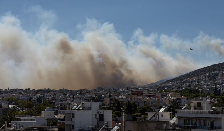 Yunanistan'daki orman yangınları şiddetli rüzgarların etkisiyle yayıldı