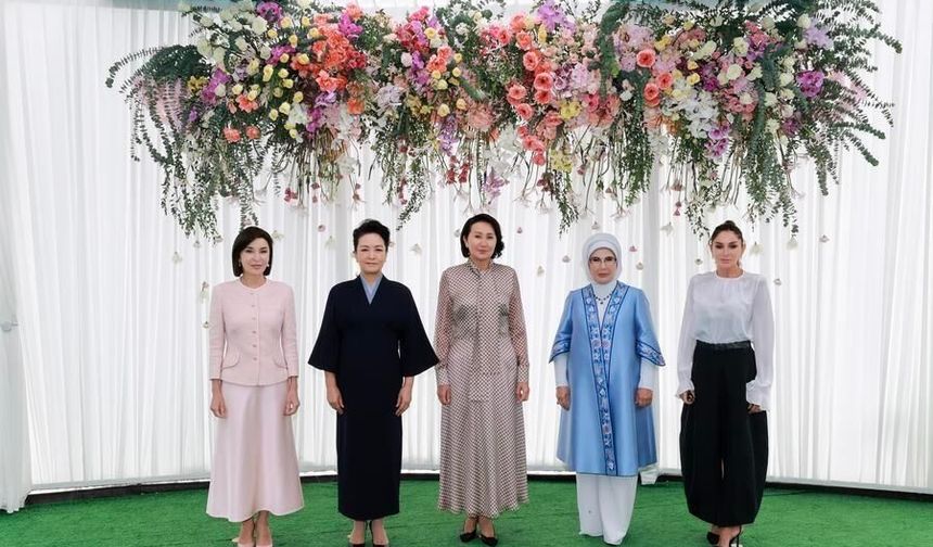 Çin Cumhurbaşkanı Xi'nin eşi Peng Liyuan, 2026 Shanghai İşbirliği Örgütü Zirvesi'nde lider eşleri için düzenlenen etkinl