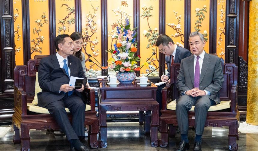 Çin Dışişleri Bakanı, Beijing'de Endonezya Ulusal Ekonomi Konseyi Başkanı ile görüştü