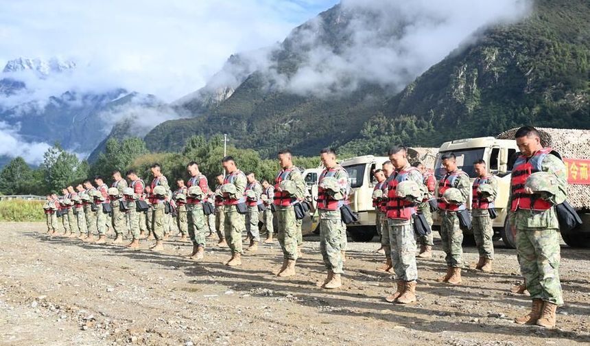 Çin ordusu, heyelan sonrası kurtarma çalışmalarına destek için Xizang'a 726 asker gönderdi