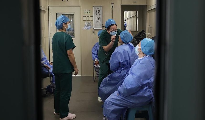 Çin'de hastanelere dönüştürülen trenlerde ücretsiz katarakt ameliyatı yapılıyor