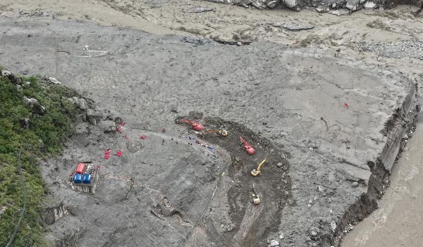 Çin'de heyelandan etkilenen Gyirong Sınır Kapısı'na karayolu ulaşımı yeniden sağlandı
