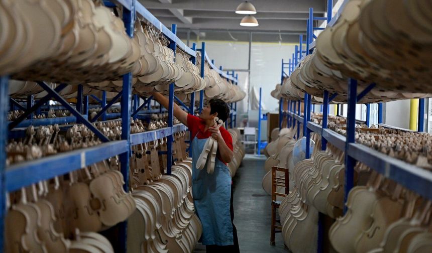 Çin'in Queshan ilçesinde yılda 400.000 keman üretiliyor