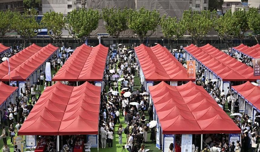 Çin'in Shanghai kentinde üniversite mezunlarına yönelik iş fuarı başladı