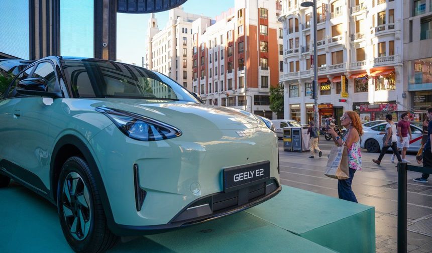 Çinli otomobil üreticisi Geely, İspanya'da yeni elektrikli aracı E2'yi tanıttı
