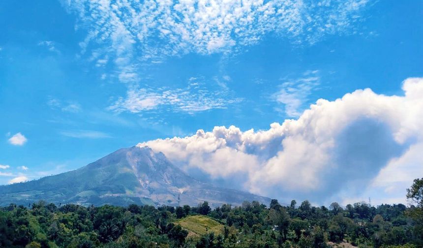 Endonezya'daki Sinabung Yanardağı faaliyete geçti