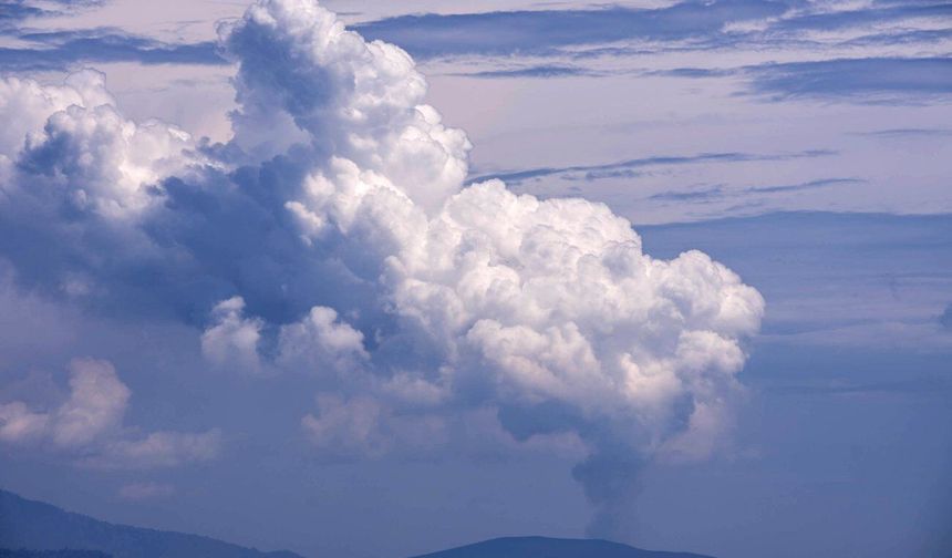 Endonezya'daki yanardağdan yayılan volkanik kül nedeniyle havalimanı geçici olarak kapatıldı