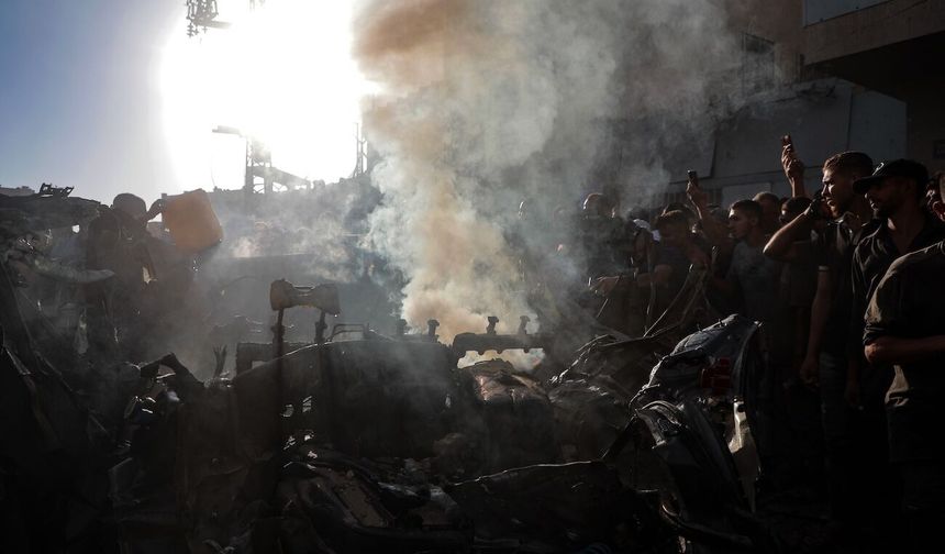 İsrail'e ait İHA, Gazze'de bir aracı hedef aldı