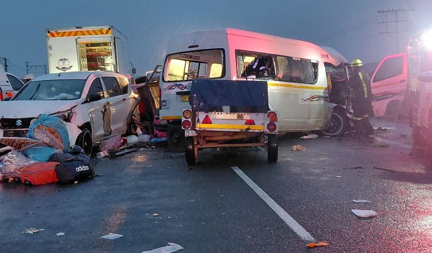 Güney Afrika'da trafik kazası: En az 21 ölü