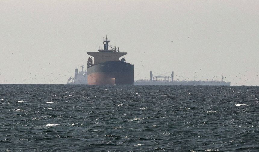 Hürmüz Boğazı'nda Singapur bandıralı iki konteyner gemisi vuruldu