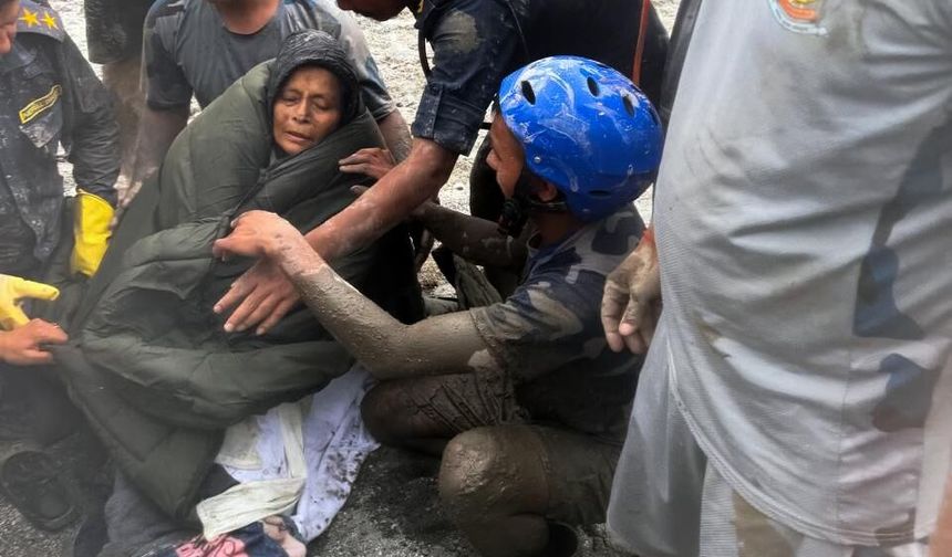 Nepal'deki sel ve heyelan felaketinden 10 gün sonra 64 yaşındaki bir kadın sağ kurtarıldı