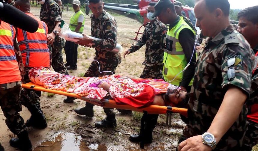 Nepal'deki sel ve heyelan felaketinin ardından tünelde mahsur kalan iki işçi 9 gün sonra sağ kurtarıldı