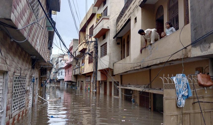 Pakistan'ın Rawalpindi kentinde şiddetli yağışlar sele neden oldu