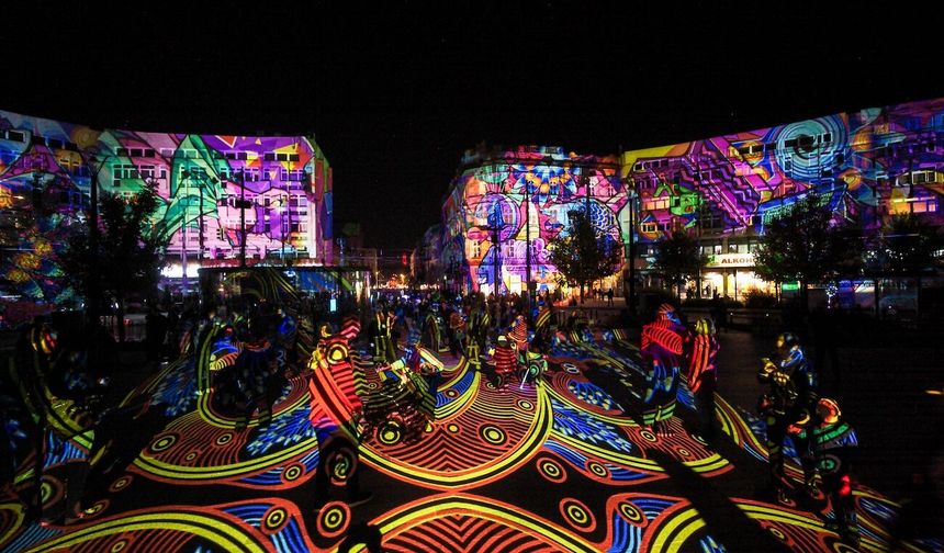 Polonya'nın Lodz kentinde simge yapılar ışık festivali kapsamında aydınlatıldı