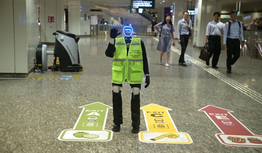 Singapur'da insansı robot Olly metro istasyonunda yolculara yardımcı oluyor