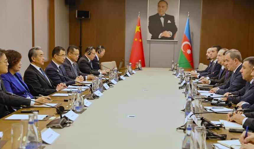 Çin Dışişleri Bakanı Wang, Azeri mevkidaşı Bayramov ile görüştü