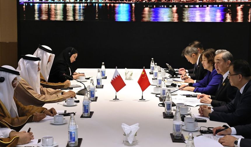 Çin Dışişleri Bakanı Wang, Bakü'de Bahreyn Dışişleri Bakanı Zeyani ile görüştü