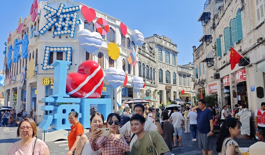 Çin'de 2026 Ulusal Gün tatili boyunca seyahat eden yerli turist sayısı 826 milyona ulaştı