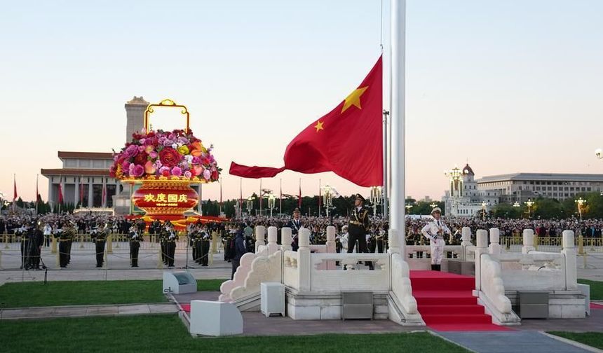 Çin'de Ulusal Gün kutlamaları kapsamında Tiananmen Meydanı'nda bayrak töreni düzenlendi