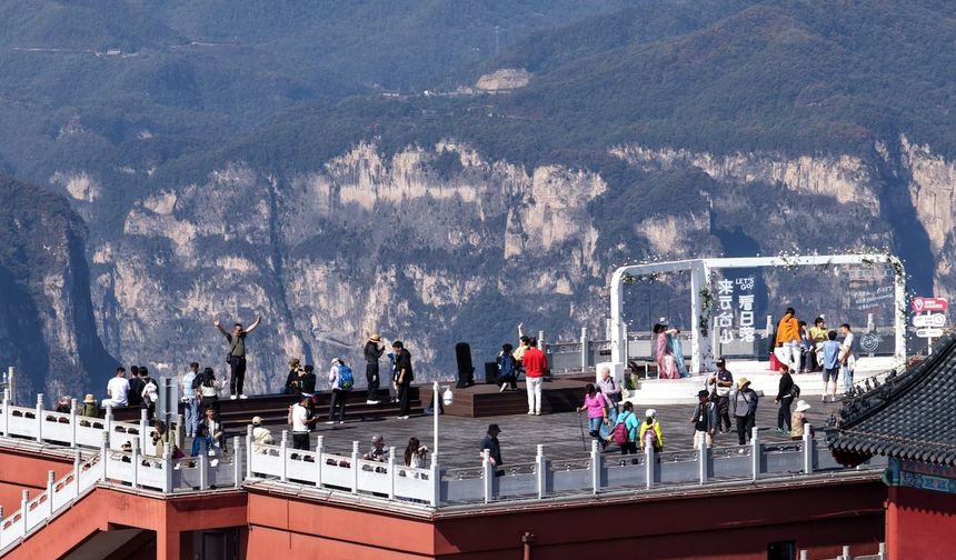 Çin'deki Yuntai Dağı tabloları aratmayan manzaralarıyla turistleri ağırlıyor