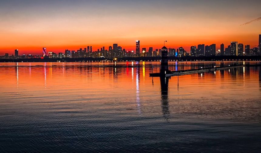 Çin'in Wuhan kentindeki Doğu Gölü, gün batımında eşsiz bir manzara oluşturdu