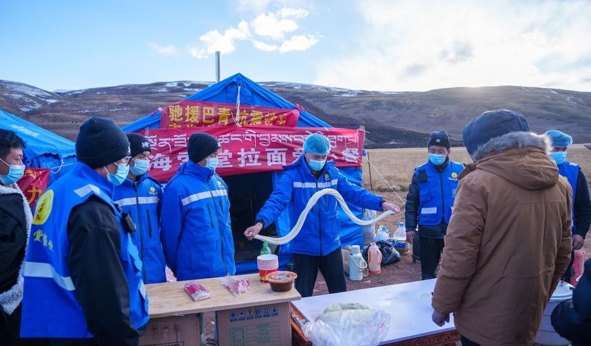 Çin'in Xizang bölgesinde 2.500'den fazla kurtarma görevlisi depremzedeler için seferber oldu