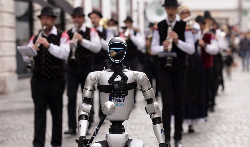 Çinli robot üreticisi Unitree'ye ait robot, Slovenya'da orkestra yönetti