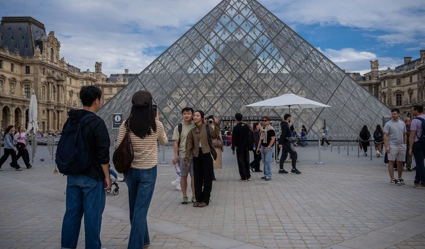 Çinli turistler Ulusal Gün tatilinde Paris'e yoğun ilgi gösterdi
