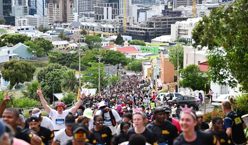 Güney Afrika'da ilk kez düzenlenen Nelson Mandela Maratonu'na yoğun ilgi