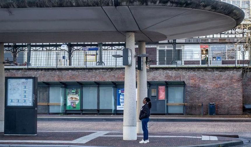 Hollanda'da toplu taşıma çalışanlarının grevi seferlerde aksamalara yol açtı
