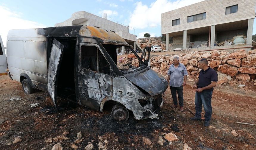 İsrailli yerleşimciler, Batı Şeria'da Filistinlilere ait aracı yaktı